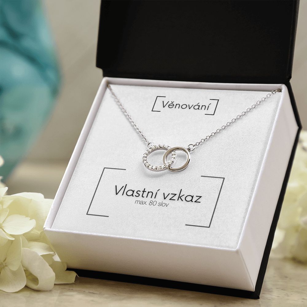 Personalizovaný stříbrný náhrdelník se zirkony ve tvaru spojených kroužků v černobílé krabičce jako dárek pro maminku