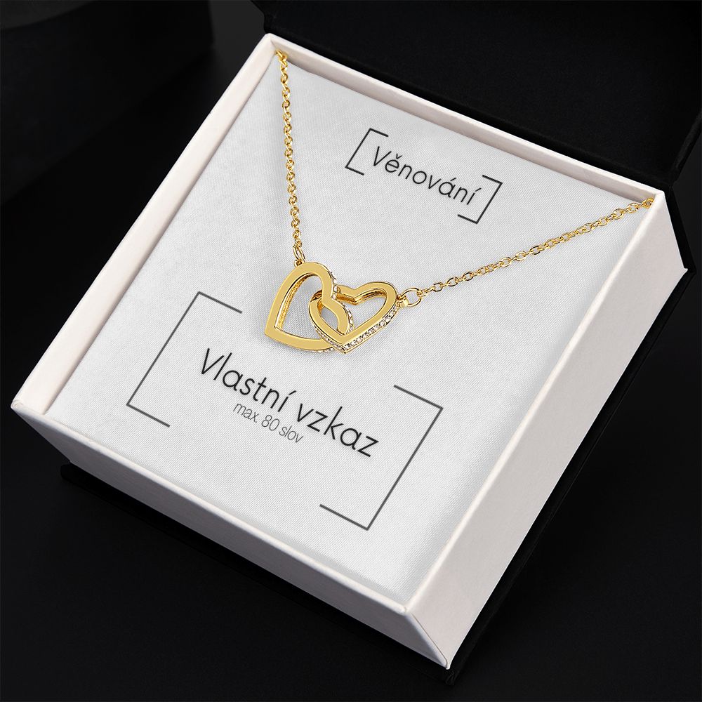 personalizovaný zlatý náhrdelník ve tvaru dvou spojených srdíček s vlastním vzkazem jako dárek pro maminku