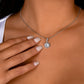 Personalizovaný stříbrný náhrdelník se zirkonem na krku modelky jako dárek pro maminku nebo přítelkyni - detail