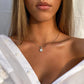 Personalizovaný stříbrný náhrdelník se zirkonem na krku modelky jako originální dárek pro maminku nebo přítelkyni 