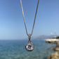 Personalizovaný stříbrný náhrdelník se zirkonem vyfocen u moře jako originální dárek pro maminku nebo přítelkyni 