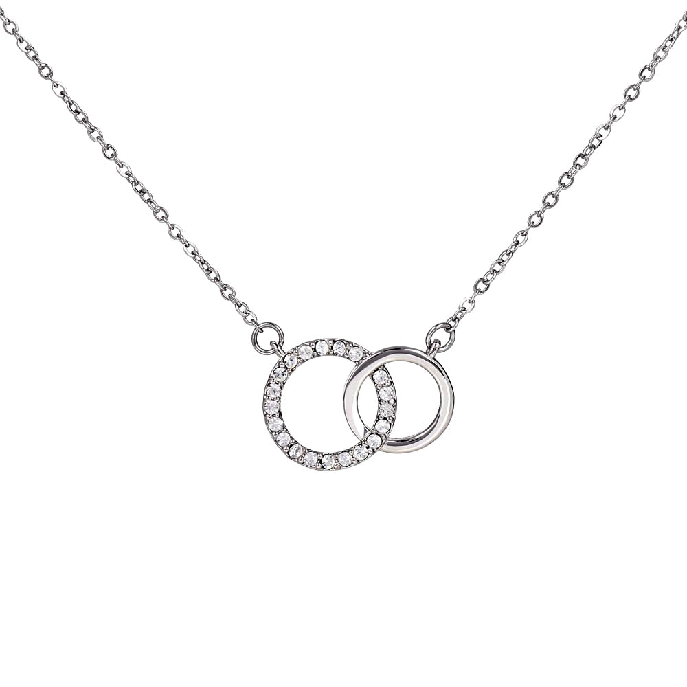Personalizovaný stříbrný náhrdelník se zirkony ve tvaru spojených kroužků jako dárek pro maminku nebo kamarádku