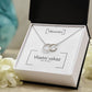 Personalizovaný stříbrný náhrdelník se zirkony ve tvaru spojených kroužků v černobílé krabičce jako dárek pro maminku 
