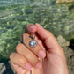 Video personalizovaného stříbrného náhrdelníku se zirkonem u moře jako dárek pro maminku nebo přítelkyni