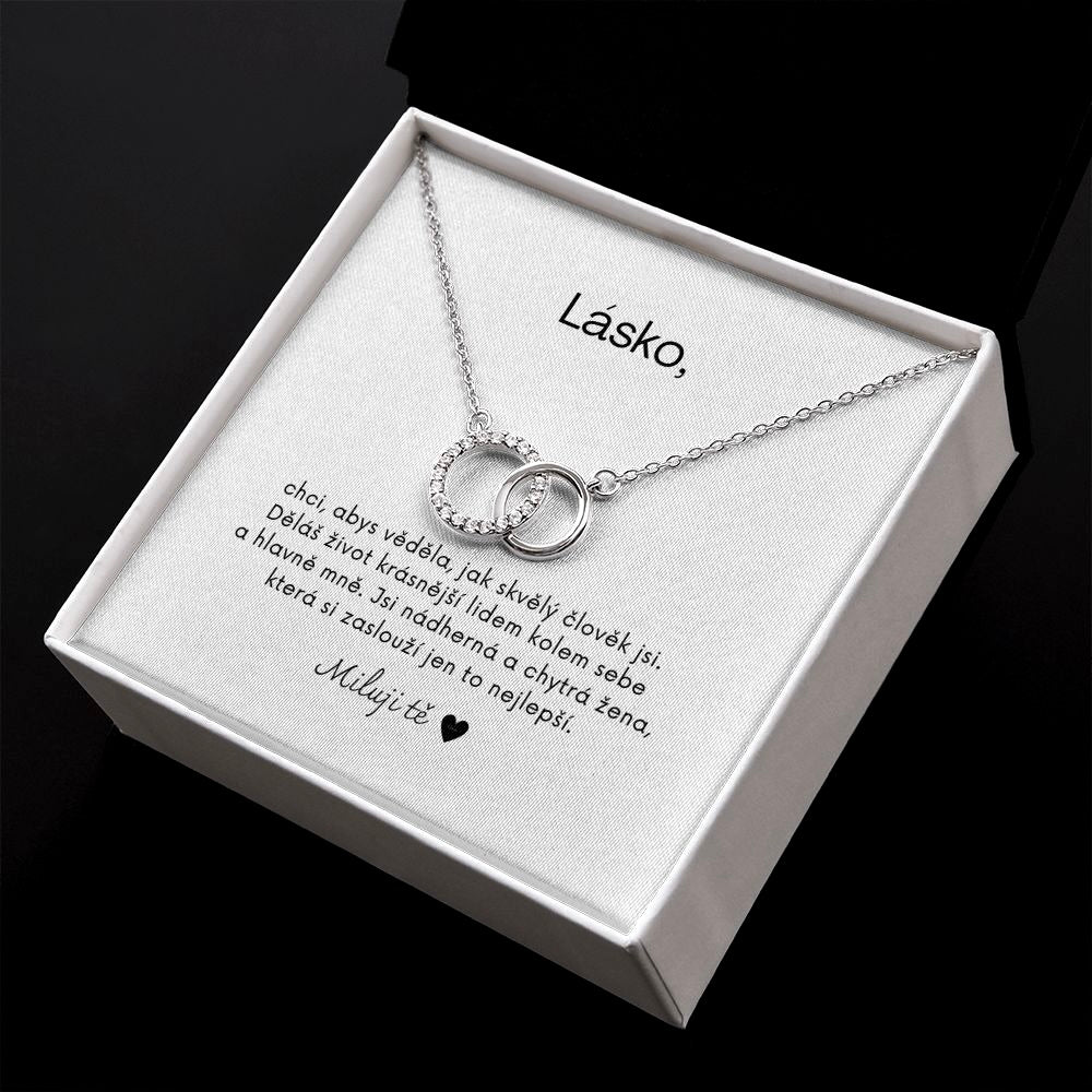 Personalizovaný stříbrný náhrdelník se zirkony ve tvaru spojených kroužků v černobílé krabičce jako dárek pro přítelkyni